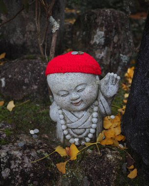 Ormanda Buda heykeli