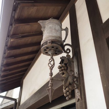 Şehirdeki eski ahşap fener