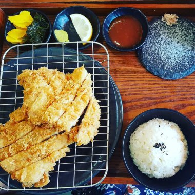 Limon ve soslu kızarmış domuz eti.