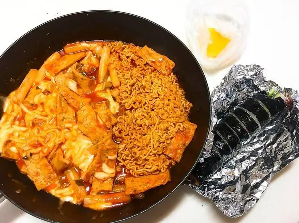 Lezzetli Asya yemeklerinin yakın görüntüsü