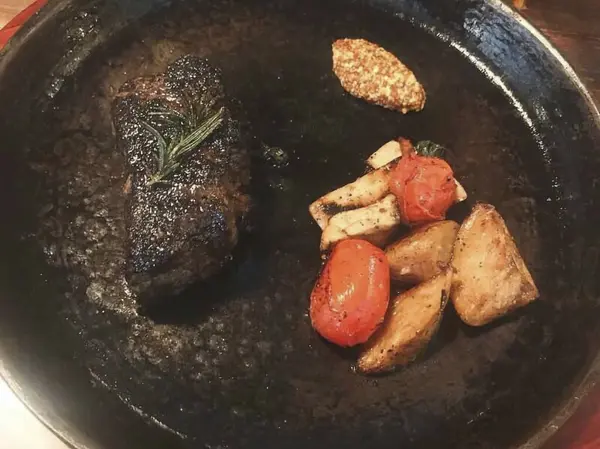 Baharatlı ve sebzeli ızgara et.