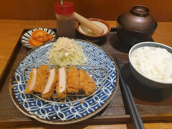 Japon tavuğu, pilav, tavuk ve soya soslu kızarmış yumurta.