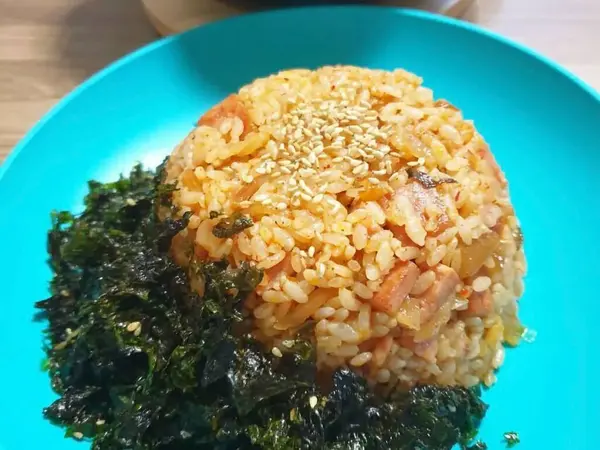 Domuz eti ve sebzeli kızarmış pirinç.