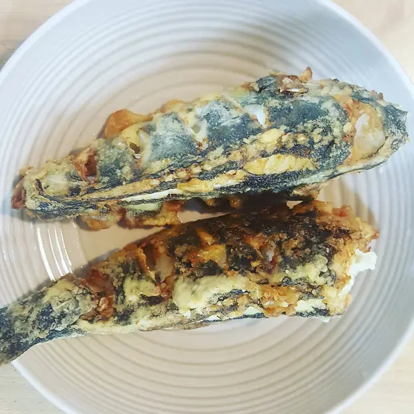 Sebze ve soslu kızarmış balık.