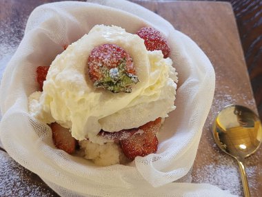 Çilek ve nane yapraklı dondurma.