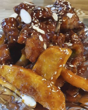 Lezzetli Asya yemeklerinin yakın görüntüsü