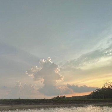 Denizin üzerinde güzel bir gün batımı