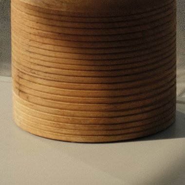 Siyah arka planda yiyecek için boş ahşap kase