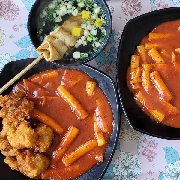 Kore yemeği, kızarmış tavuk ve pilav.