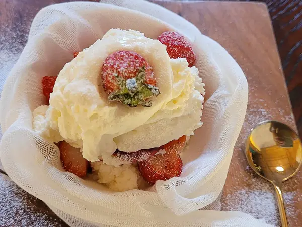 Çilek ve nane yapraklı dondurma.