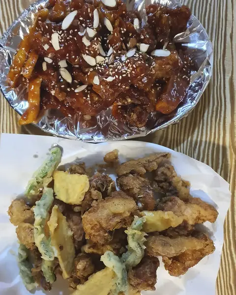 Sebze ve soslu kızarmış tavuk.