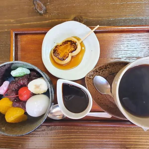 Japon çayı seti ahşap masada.