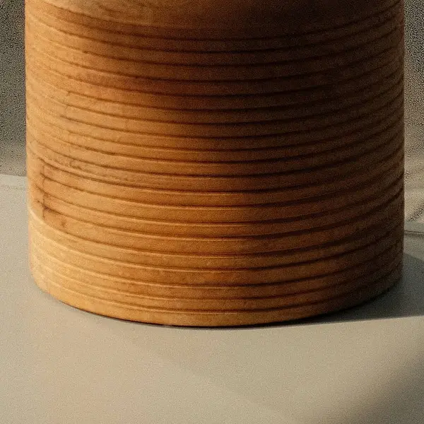 Siyah arka planda yiyecek için boş ahşap kase