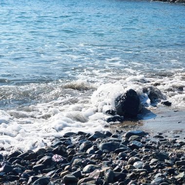 Sahildeki deniz dalgaları