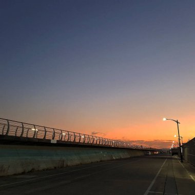 Akşamları köprünün manzarası