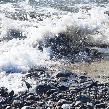 Kumsalda Karadeniz köpüğü dalgası