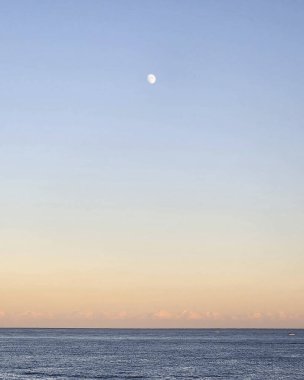 Denizin üzerinde güzel bir gün batımı