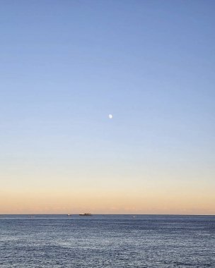 Denizin üzerinde gün batımı