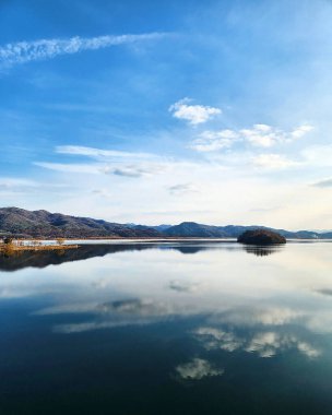 Arkasında bir göl olan güzel bir manzara.