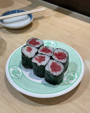 Soya soslu lezzetli bir suşi rulosunun yakın çekimi.