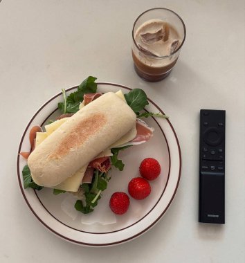 Bir fincan kahve, yanında kruvasan ve masada bir bardak şarap..