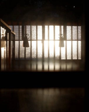 Işıklı cam bir pencere.