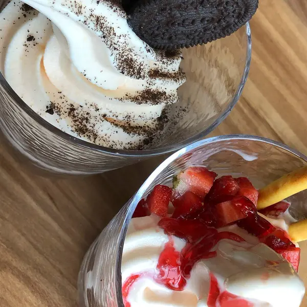 Beyaz arka planda dondurma ve çilek reçeli.