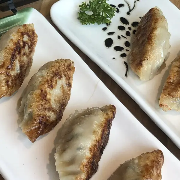 Soslu ve otlu kızarmış balık.