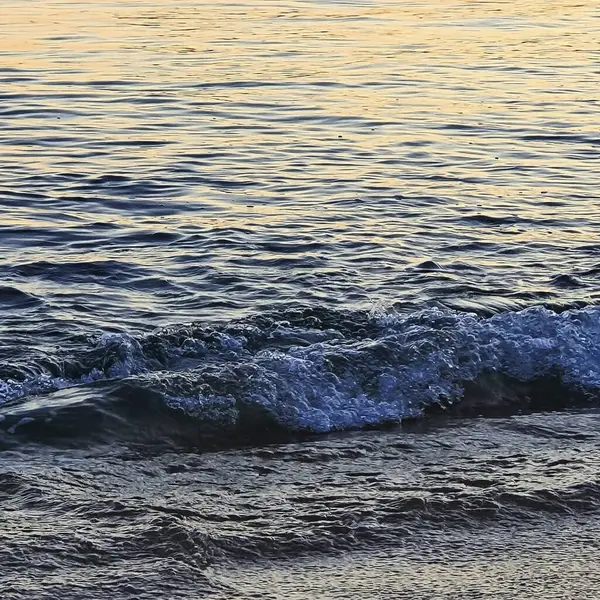 Kumlu sahilde deniz dalgası