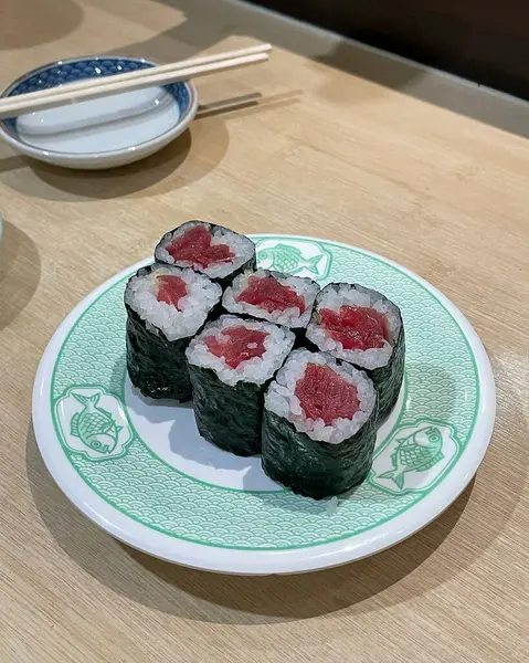 Soya soslu lezzetli bir suşi rulosunun yakın çekimi.