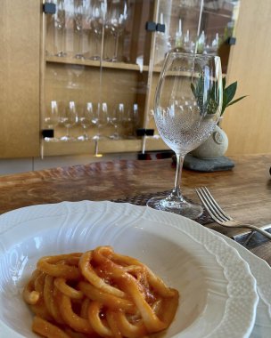 makarna ve spagetti mutfakta.