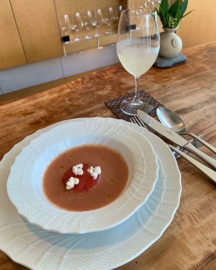 Bir kaşık çorba ve bir kase su.