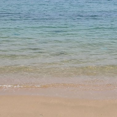 Deniz suyu ve mavi gökyüzü