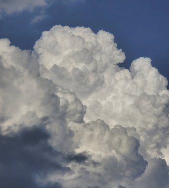 Mavi gökyüzünde beyaz bulutlar, arkaplan.