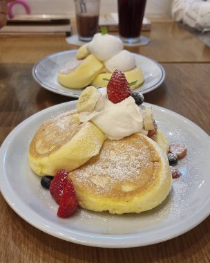 Çikolatalı krep ve beyaz tabakta krema.