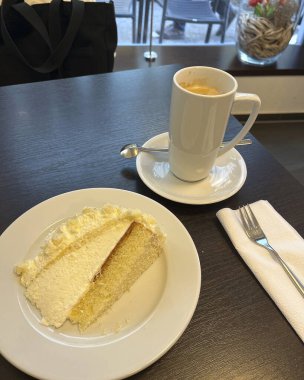 Kremalı ve kahveli kek.