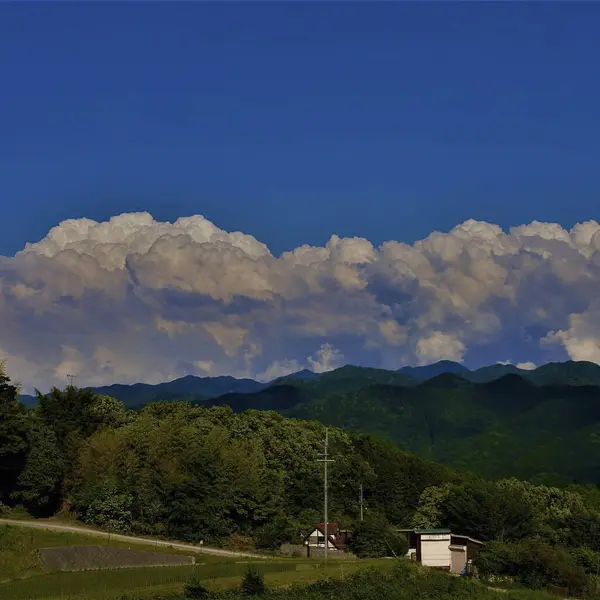 Dağları ve bulutları olan güzel bir manzara