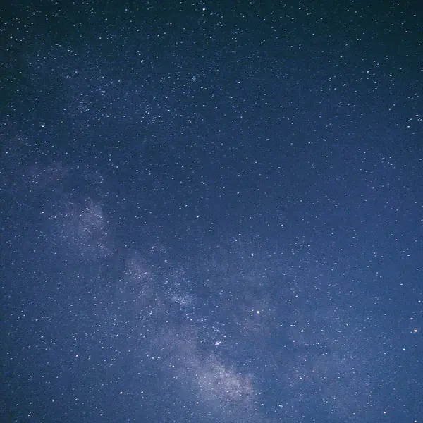 Yıldızlı ve samanyolu gece gökyüzü