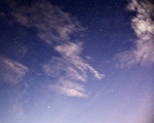 Yıldızlı ve bulutlu güzel gece gökyüzü