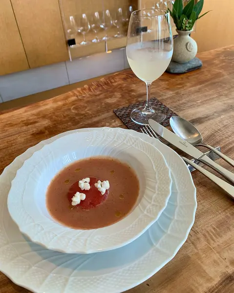 Bir kaşık çorba ve bir kase su.