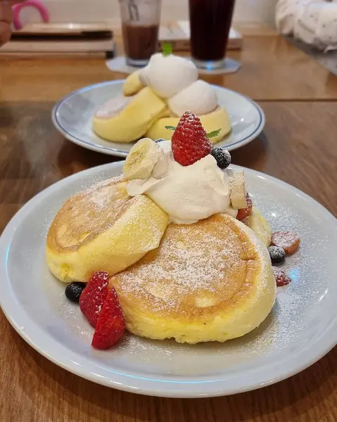 Çikolatalı krep ve beyaz tabakta krema.