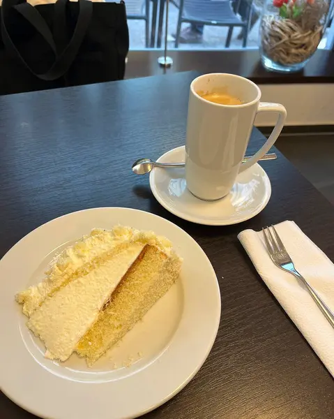 Kremalı ve kahveli kek.