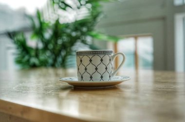 Ahşap arka planda güzel bir deseni olan kahve fincanı..