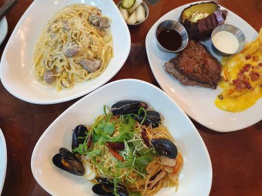 spagetti ve et tabakta