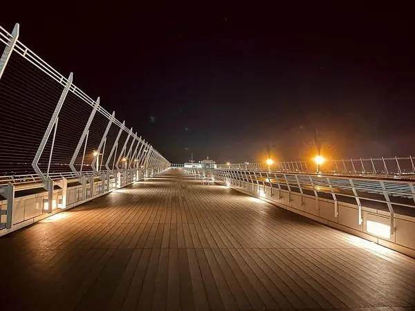 Mavi denizin arka planında bir köprü