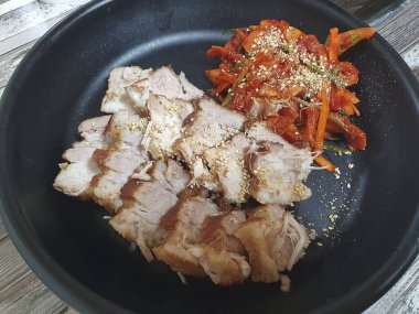 Sebze ve baharatlı kızarmış domuz eti.