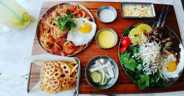 Lezzetli Asya yemeklerinin yakın görüntüsü