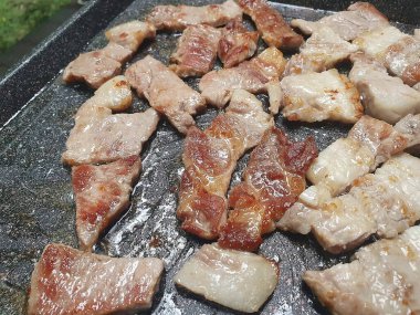 Baharatlı ve otlu domuz pirzolası.