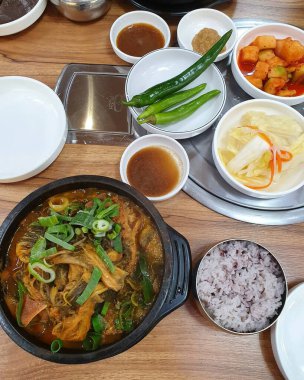 Lezzetli Asya yemeklerinin yakın görüntüsü