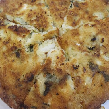 Beyaz arka planda pizza.